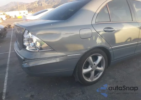 2004 Mercedes-Benz C 320 4Matic z USA, uszkodzony, nr VIN WDBRF84J54F498933